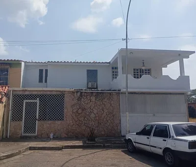 Casa en Sector los Bucarest, Flor Amarillo, Urbanización Bucaral Sur, Valencia — USD 55.000