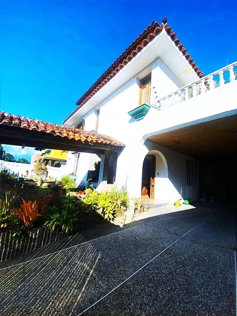 Casa en Venta en Lomas de Prados del Este — 6 hab 600m² — USD 220,000