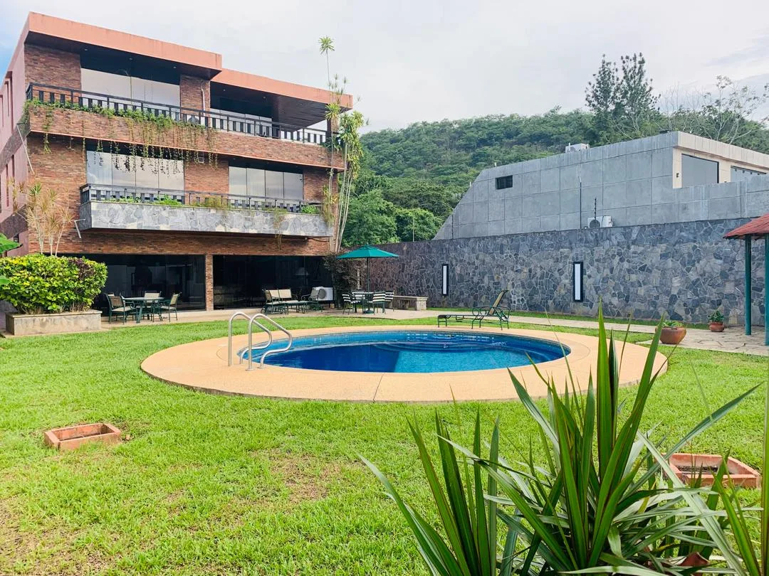 Casa en Venta en Urbanización Altos de Guataparo — 8 hab 678m² — USD 450,000