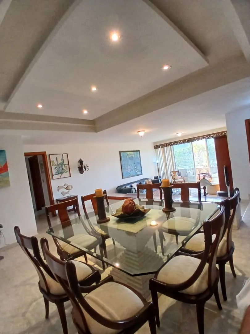 Apartamento en Alquiler en Res. Ambassador, Urb. El Bosque — 5 hab 220m² — USD 800