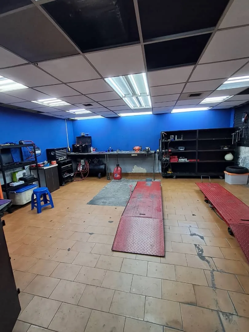 Local en Venta en Av. Cedeño, Torre Empresarial 32m² — USD 45,000