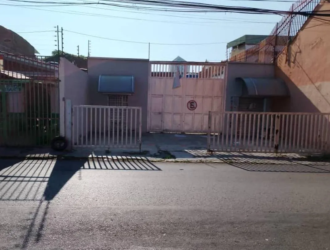 Terreno en Venta en CALLE JUNIN ENTRE BOLIVAR Y SANTOS MICHELANA/ MARACAY 713m² — USD 410,000