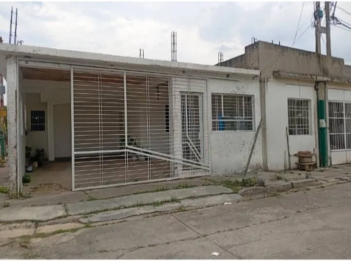 Casa en Venta en Urb Araguaney, Flor Amarillo — 2 hab 140m² — USD 25,000