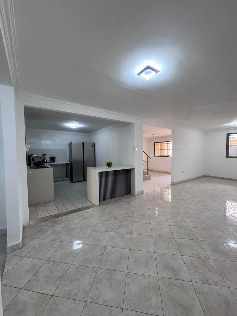 Casa en Venta en Cerca del C. C la Esmeralda — 4 hab 148m² — USD 89,500