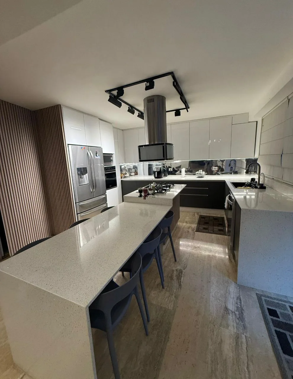 Townhouse en Venta en Residencias los aleros, Urbanización colinas de guataparo, Valencia, Estado Carabobo — 4 hab 380m² — USD 325,000