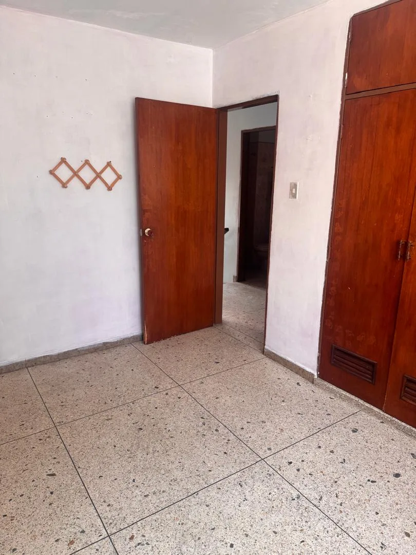 Local en Alquiler en La Candelaria, Calle Rangel, Valencia 30m² — USD 180