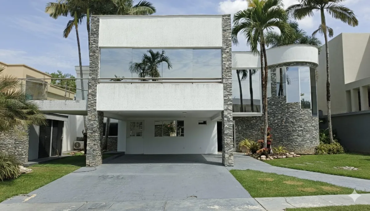 Casa en Venta en Guataparo, Villas de Laguna Club — 3 hab 580m² — USD 650,000