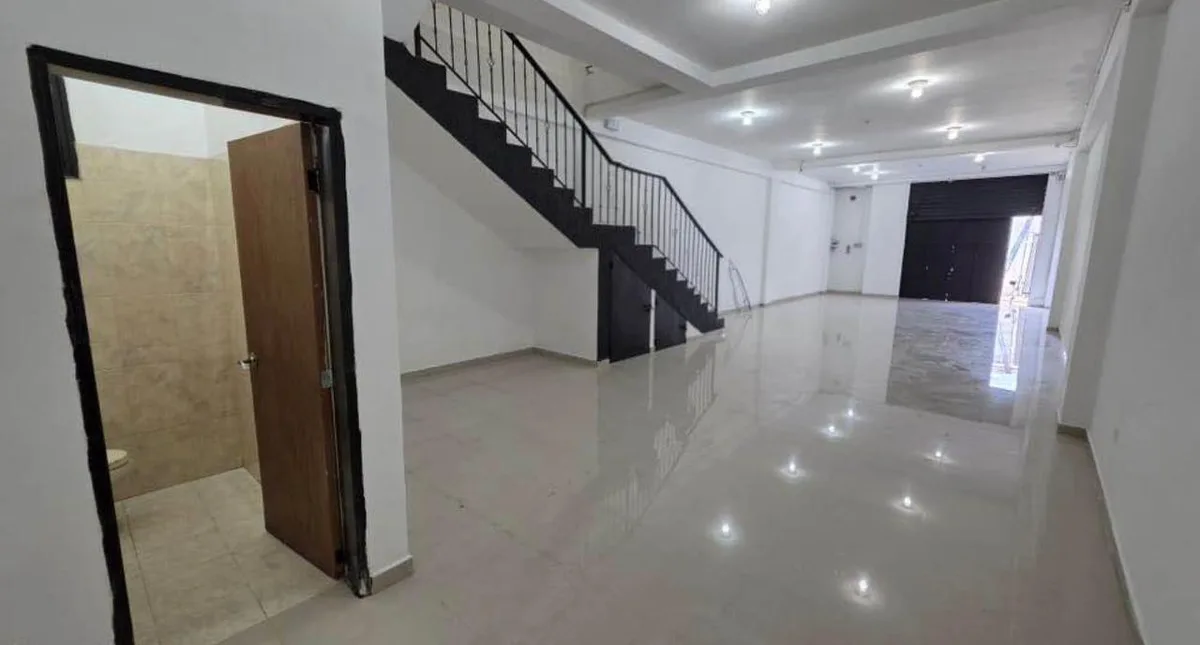 Local en Venta en Corazón de Valencia, Calle Girardot, Diagonal a Damasco, cerca del viejo mercado y de la Avenida Lara 242m² — USD 140,000