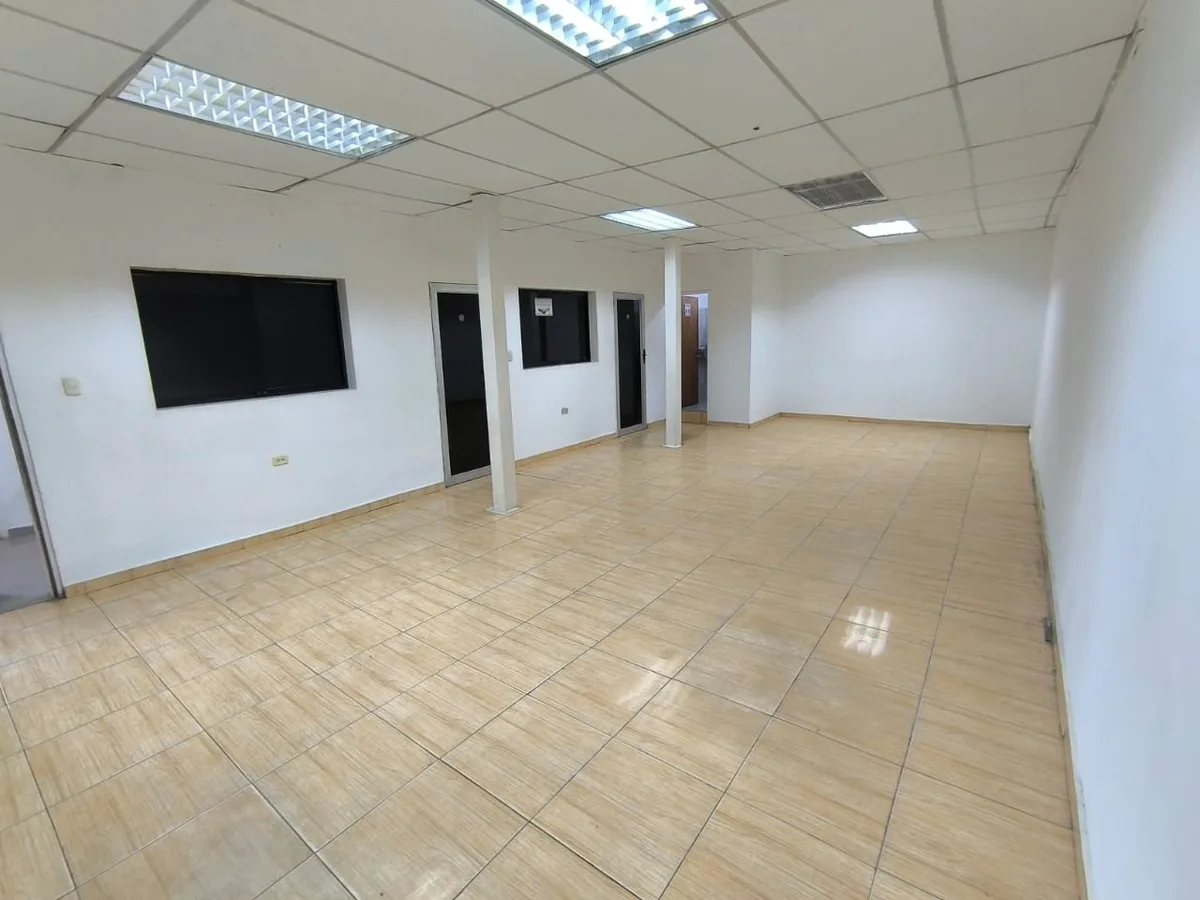 Oficina en Alquiler en La Ritec, a una cuadra del distribuidor los samanes 30m² — USD 250