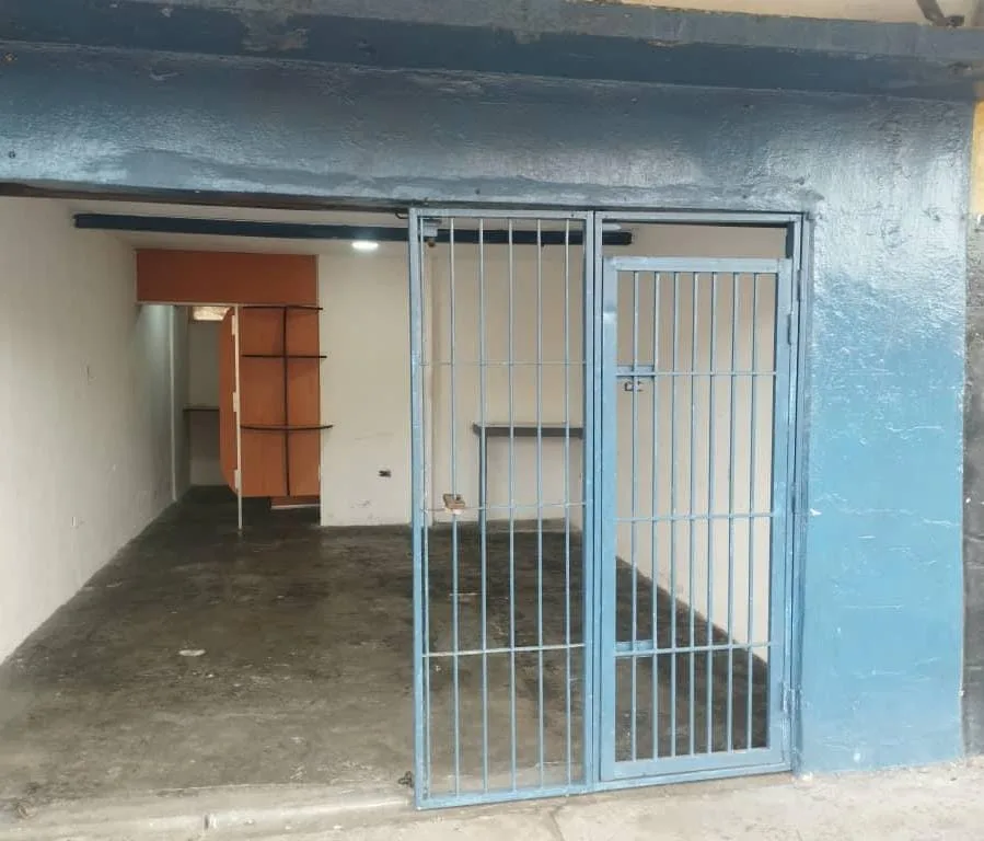 Local en Alquiler en Av. Lara, San Blas, Valencia 30m² — USD 300