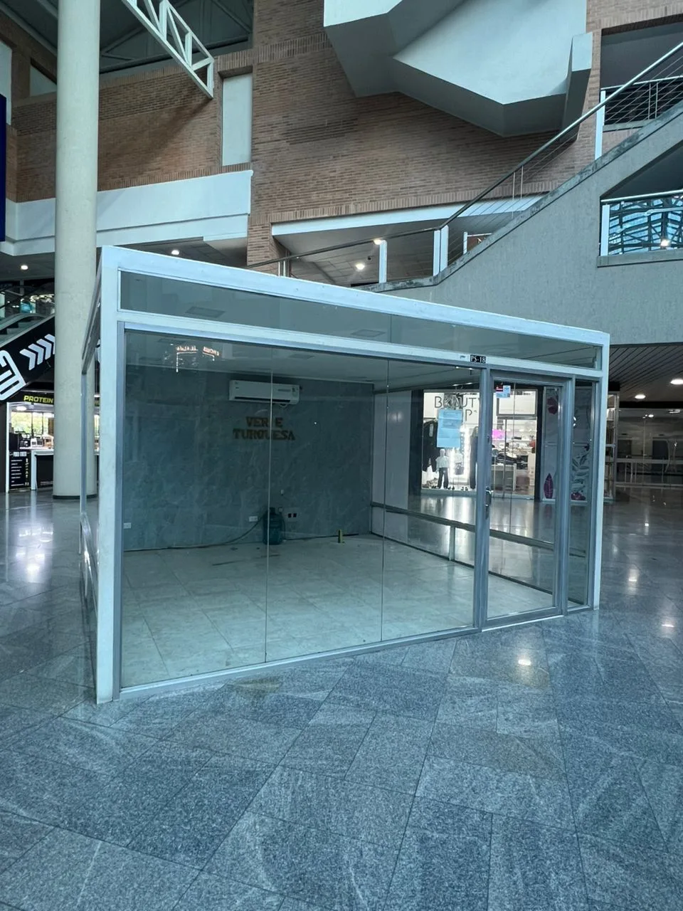 Local en Venta en Cc Cristal Planta Baja 16m² — USD 36,500