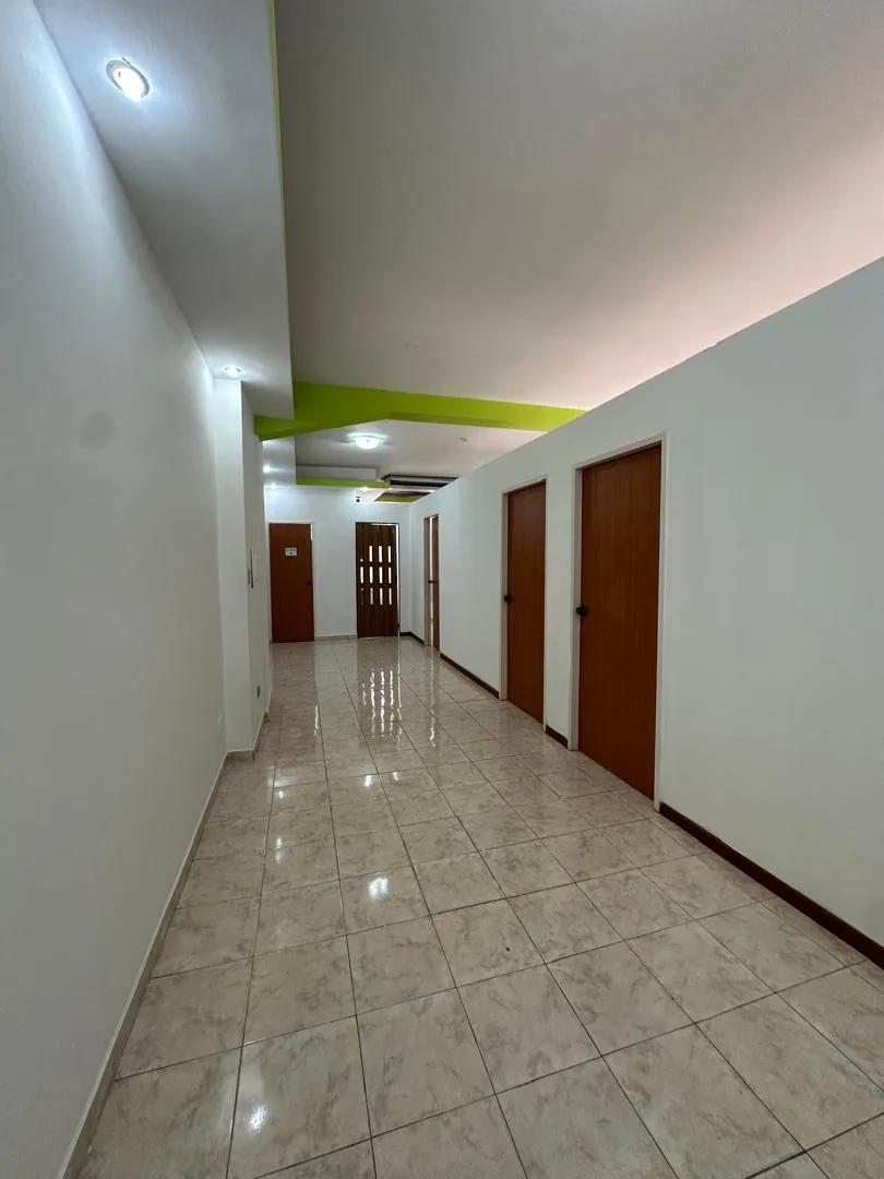 Oficina en Venta en Av. Bolívar CC Pacífico 63m² — USD 25,000