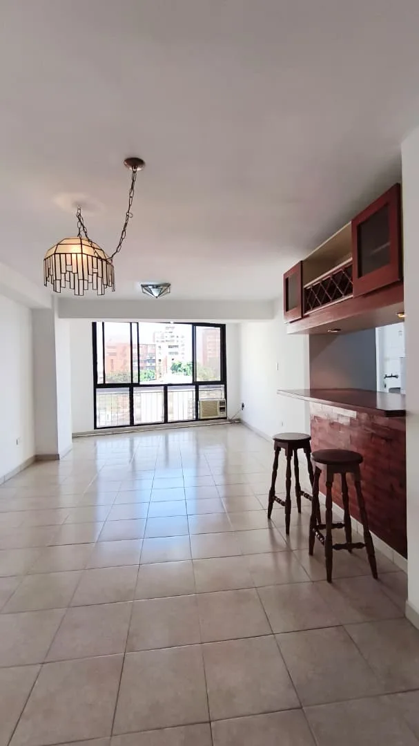 Apartamento en Alquiler en Urbanización Base Aragua, Maracay – Estado Aragua — 3 hab — USD 300