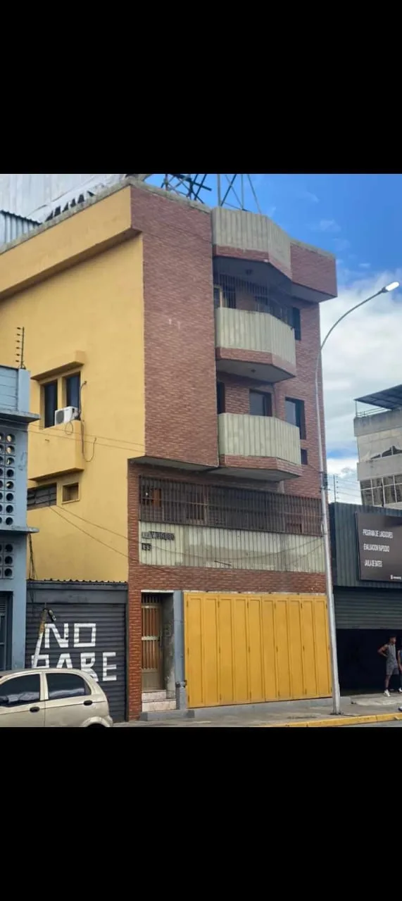 Local en Alquiler en Av. Bolivar después de C C. Ayacucho. Frente de la panadería Royal 400m² — USD 1,000