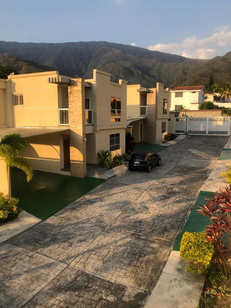 Casa en Venta en El Castaño Park, El Castaño — 4 hab 415m² — USD 430,000