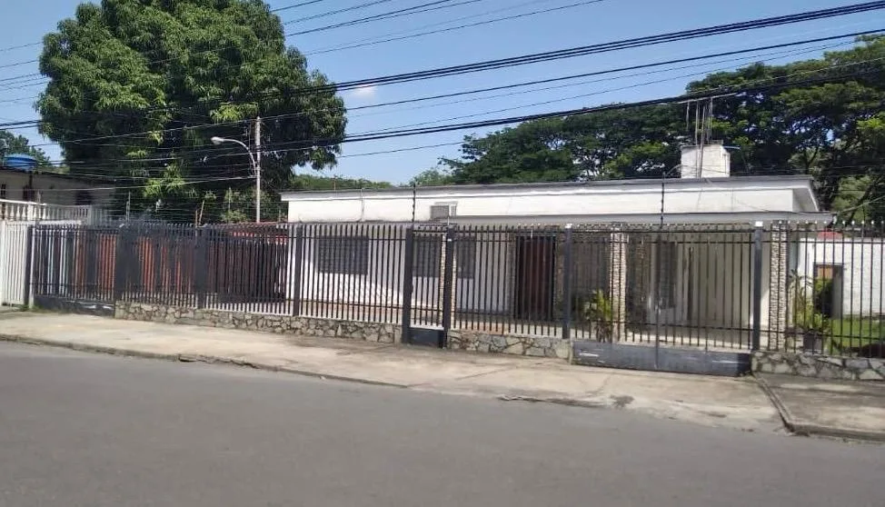 Casa en Venta en La Arboleda, Maracay, Aragua — 4 hab 284m² — USD 160,000