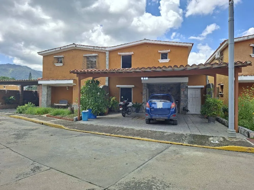 Townhouse en Venta en Residencias Valle Real - San Diego — 5 hab 289m² — USD 90,000