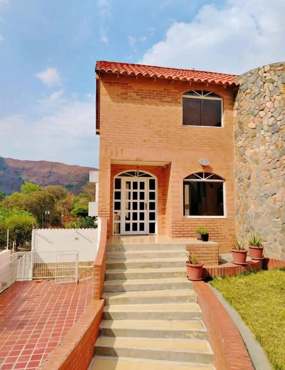 Casa en Venta en Altos de Guataparo — 4 hab 450m² — USD 350,000