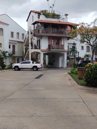 Apartamento en Conjunto Residencial PUEBLO VIEJO. Isla Carfus. Complejo Turístico El Morro. Av Américo Vespucio. Puerto la Cruz- Lechería