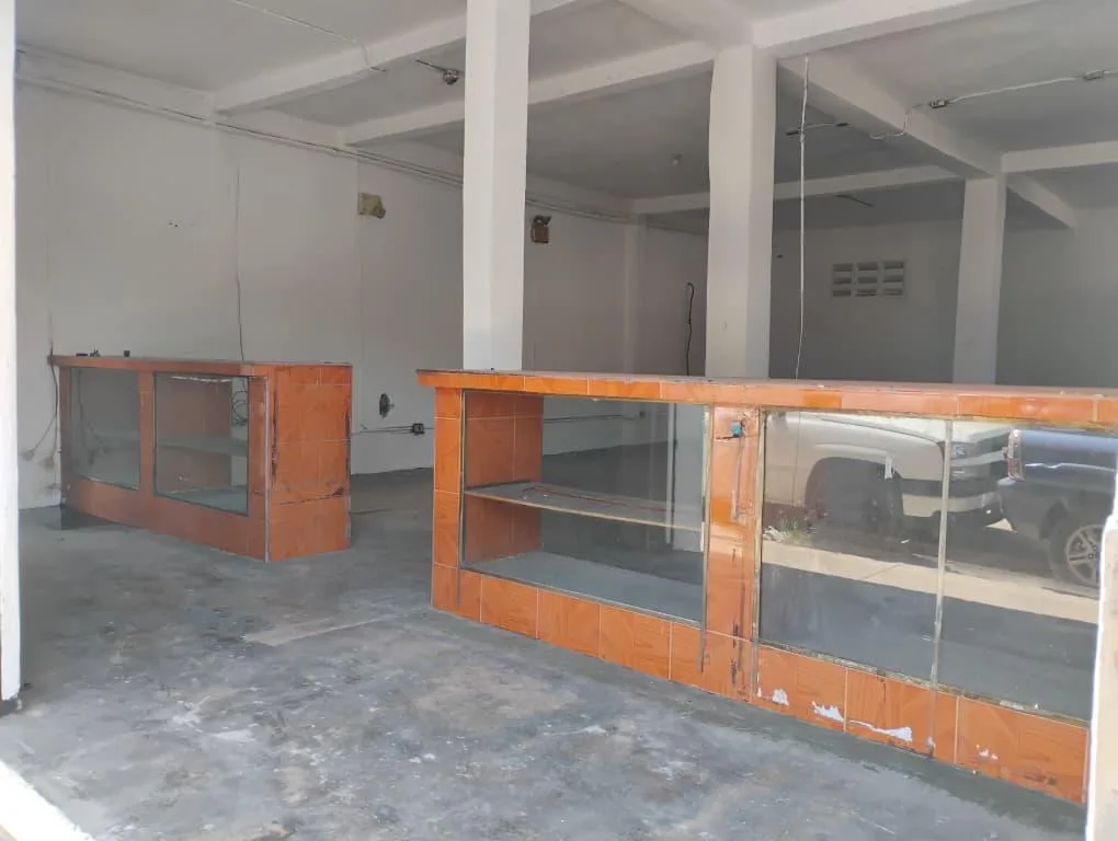 Local en Alquiler en Avenida Los Aviadores a la altura de la Encrucijada de Palo Negro 180m² — USD 300