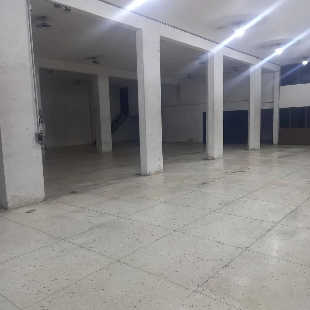Local en Alquiler en Calle Páez, diagonal al Bulevar Pérez Almarza de Maracay, Estado Aragua 530m² — USD 2,500