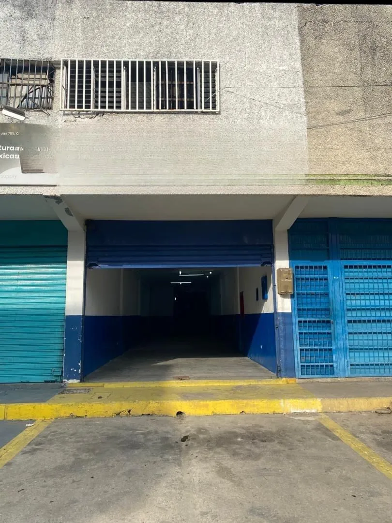 Local en Av. Branger en la urbanización San Blas