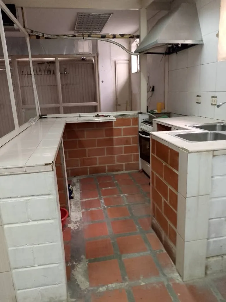 Local en Alquiler en Calle Junín, Maracay 60m² — USD 480