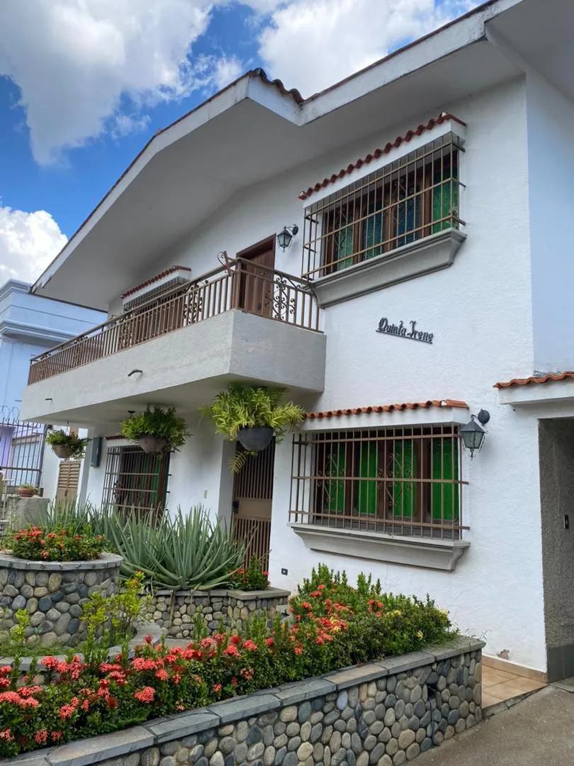 Casa en Alquiler en Ave. Principal (al lado del rest. Dolcezza) — 8 hab 560m² — USD 3,500