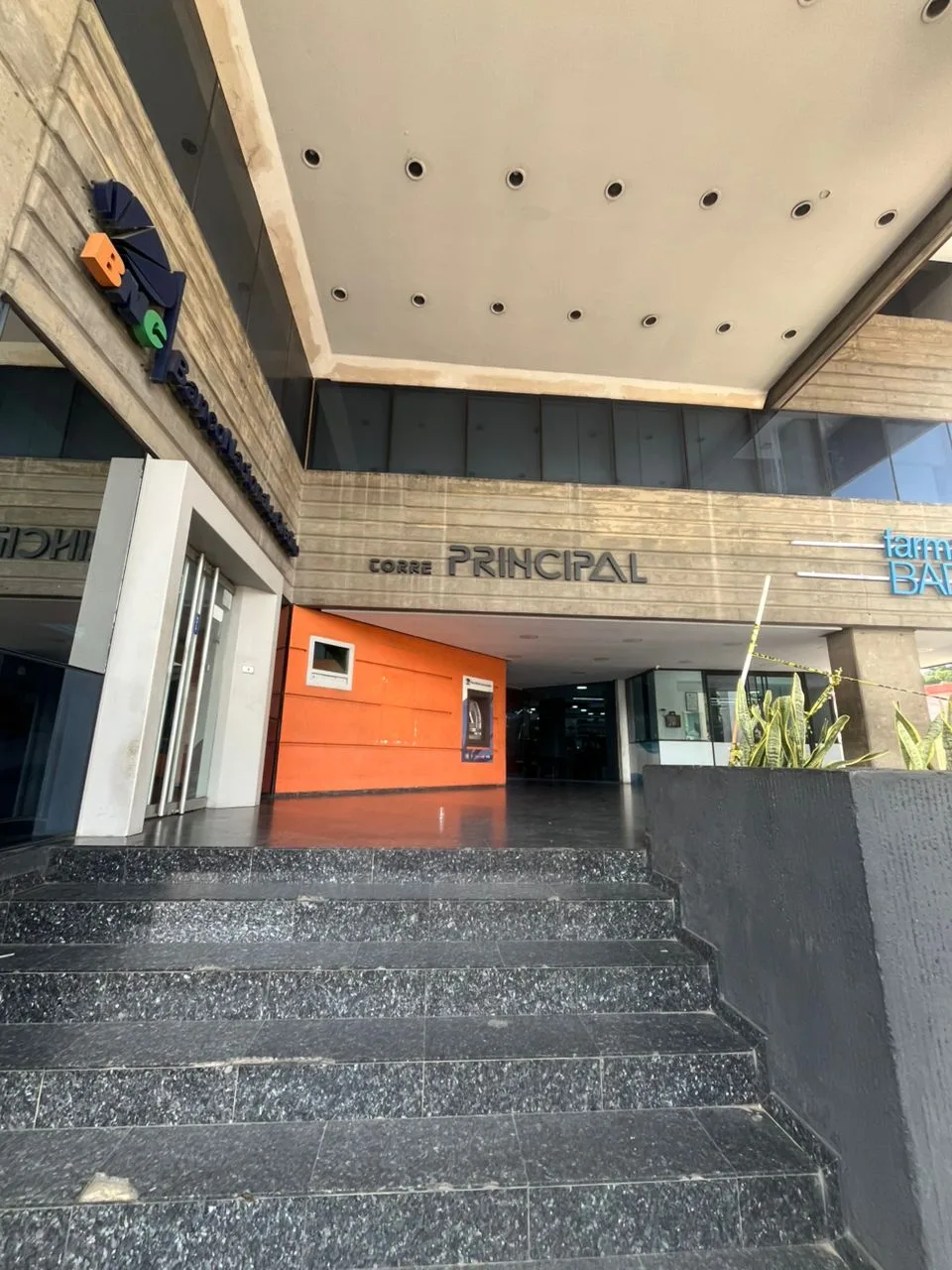 Oficina en Alquiler en Avenida Bolívar Torre Principal — 5 hab 66m² — USD 250