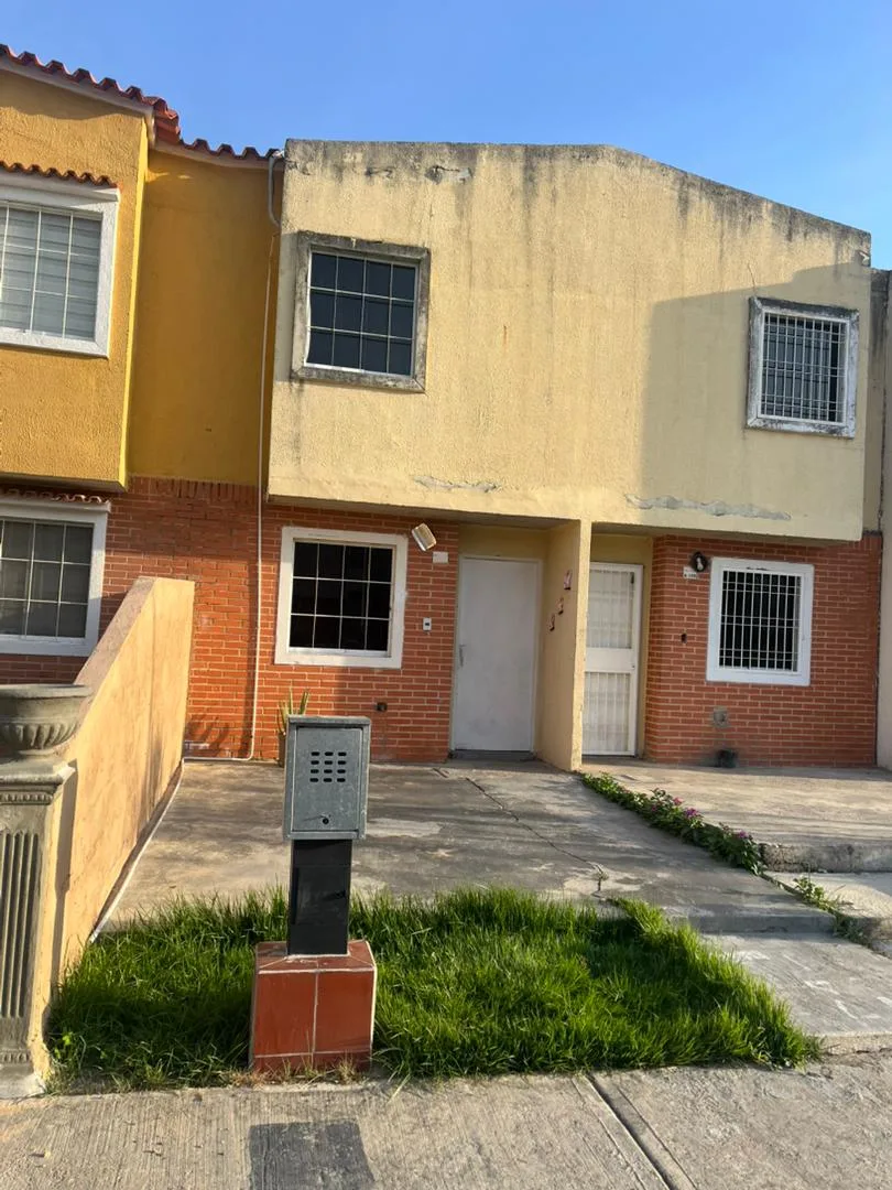 Townhouse en Venta en Res tierra clara Parque Valencia — 2 hab — USD 36,000