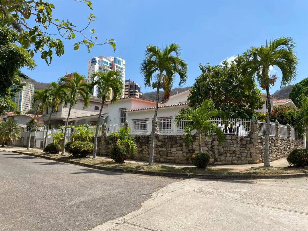 Casa en Alquiler en Urb las chimeneas/ Trigaleña — 4 hab — Precio a consultar