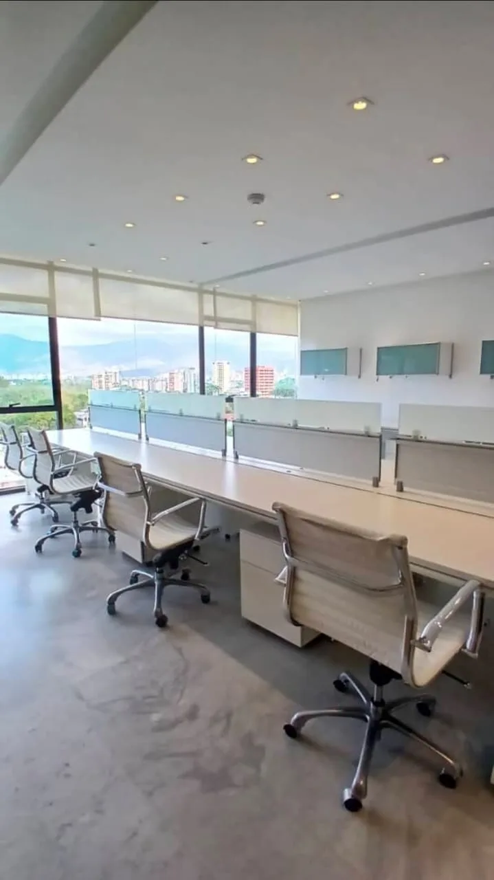 Oficina en Venta en Torre A1, Urb. La Viña, Valencia 140m² — USD 500,000