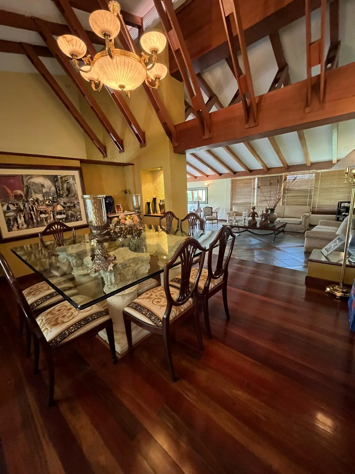 Casa en Venta en Guaparo, Valencia — 6 hab 3245m² — USD 550,000