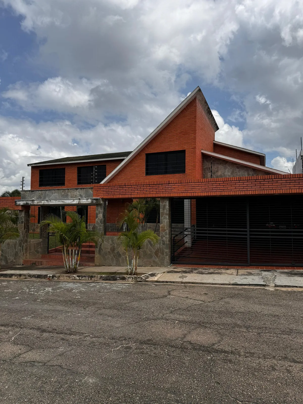 Casa en Venta en Altos de Guataparo — 5 hab 750m² — USD 280,000
