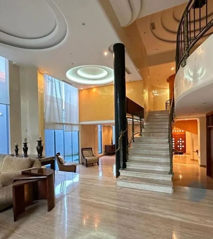 Casa en Venta en Altos de Guataparo — 7 hab 1300m² — USD 570,000