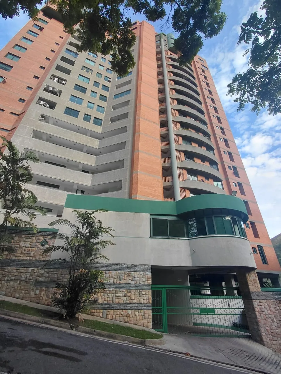 Apartamento en Venta en Urb. Altos del Parral, Res. Monte Everest — 3 hab 130m² — USD 145,000