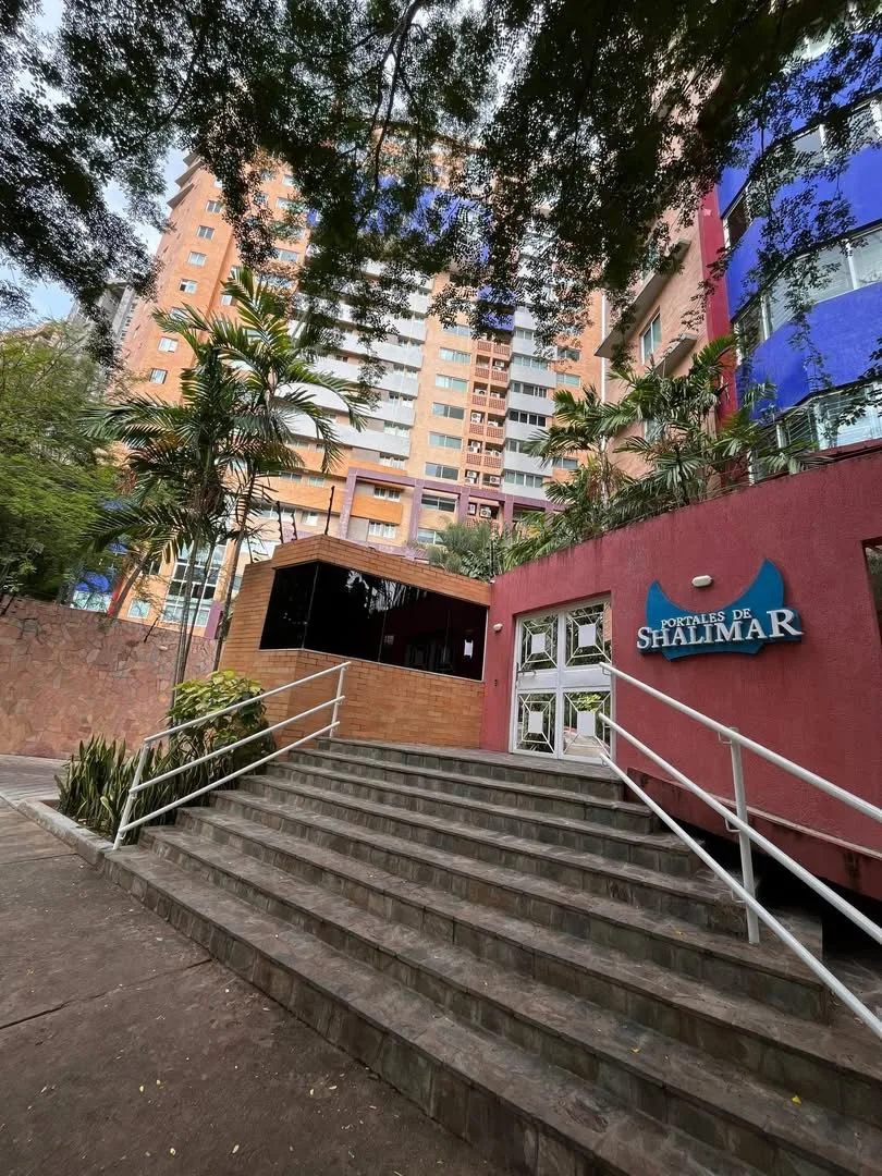 Apartamento en Alquiler en Res. Portales de Shalimar – La Trigaleña Baja — 3 hab 98m² — USD 850