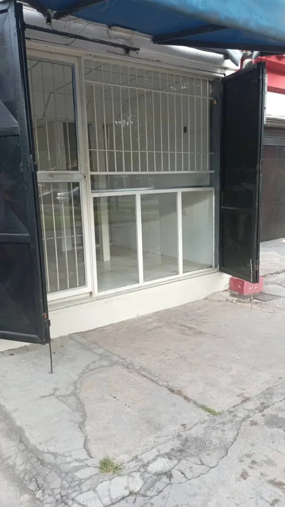 Local en Alquiler en Avenida Don Julio Centeno 14m² — USD 250