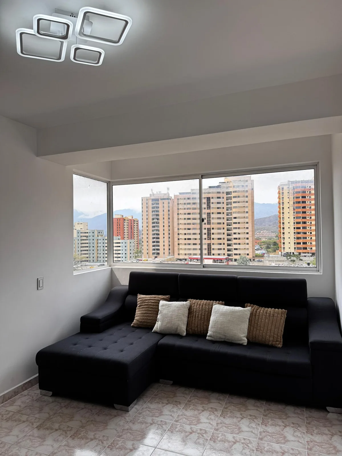 Apartamento en Venta en Mañongo, Res Puerta Real — 1 hab 55m² — USD 65,000