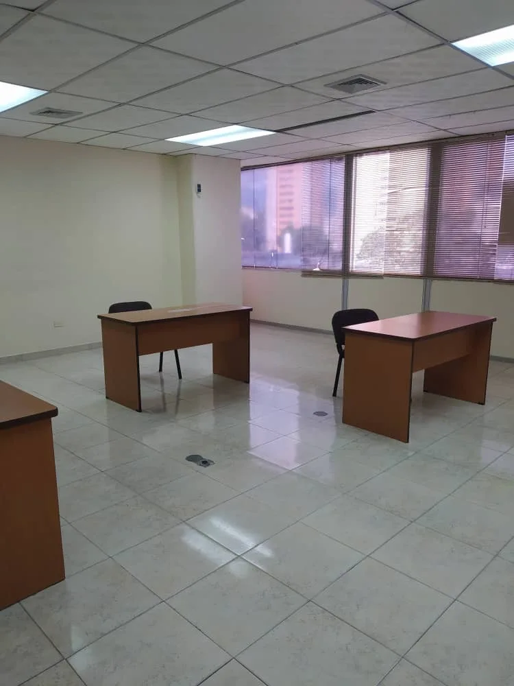 Oficina en Venta en Torre Banaven, Avenida Bolivar 78m² — USD 25,000