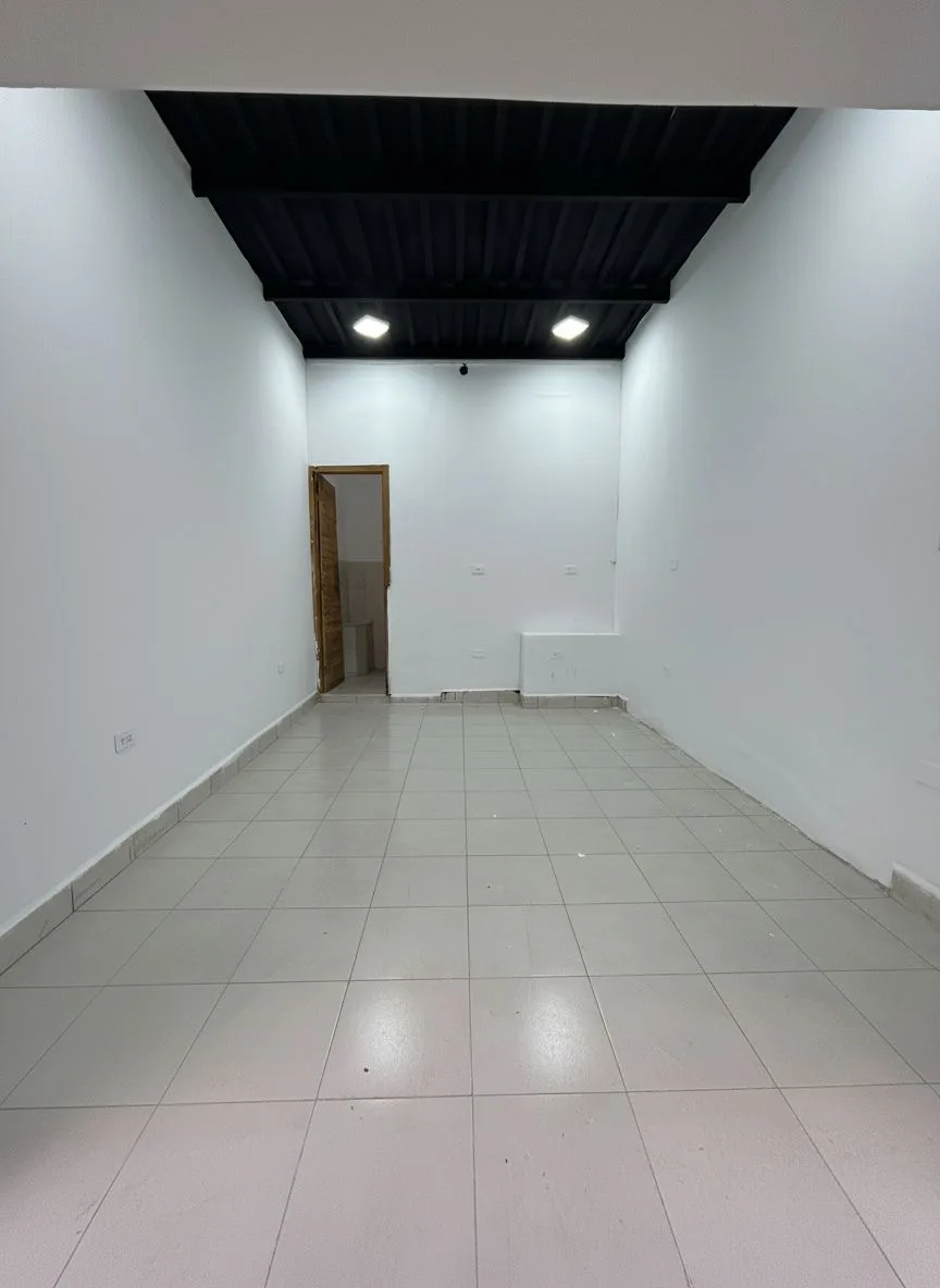 Local en Alquiler en La Esmeralda 20m² — USD 180
