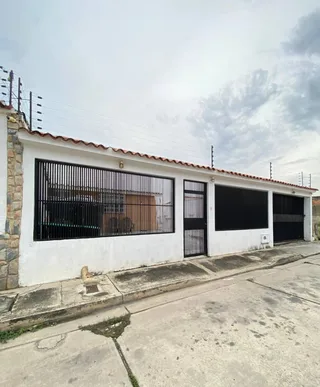 Casa en Pararal, al lado de Maxi Mercado