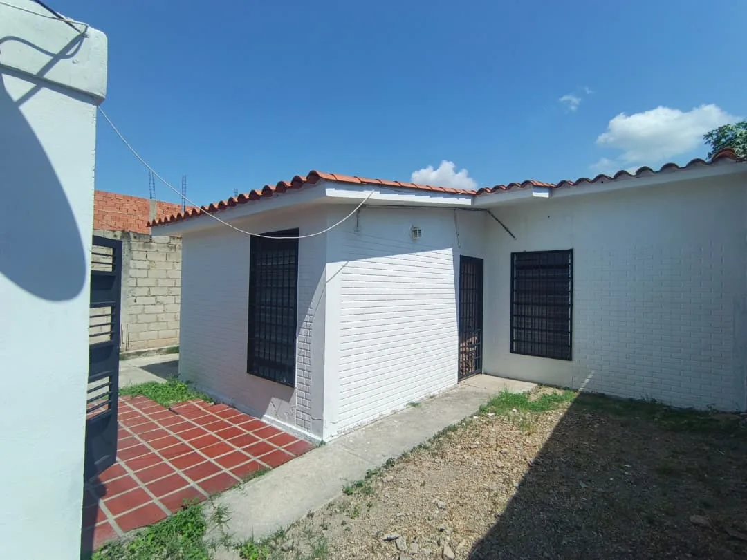 Casa en Venta en Urb Palos Grandes II, San Joaquín — 2 hab 200m² — USD 39,000