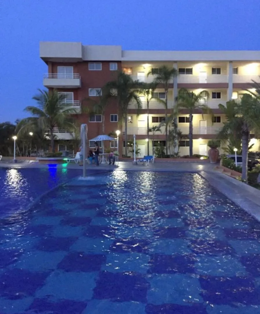 Apartamento en Alquiler en Res Marina Golf Conjunto Residencial Las Marinas Lecheria Vzla — 3 hab 112m² — USD 700