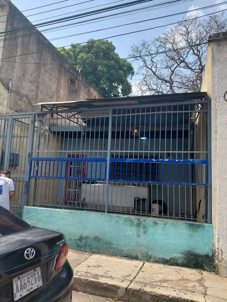 Casa en Venta en Urb. Los Colorados, Valencia, por Elevado de los Colorados — 3 hab 180m² — USD 47,000