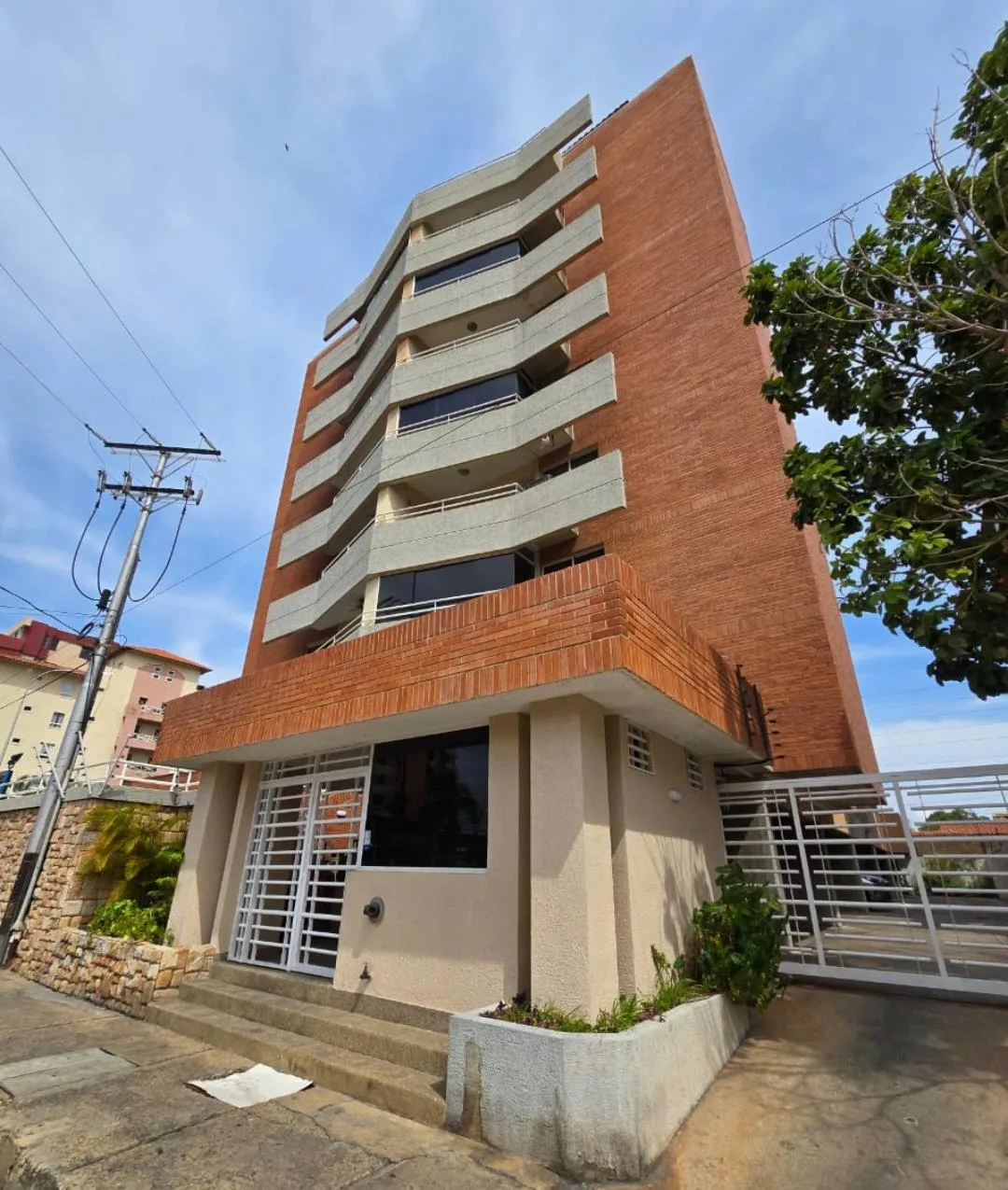 Apartamento en Alquiler en Condominio Palma Real, Av. Bolívar de Lechería — 2 hab 77m² — USD 600