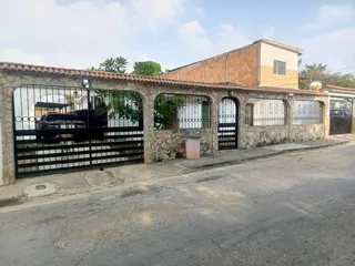 Casa en urb Floresta Norte en frente de la urb. Los naranjos