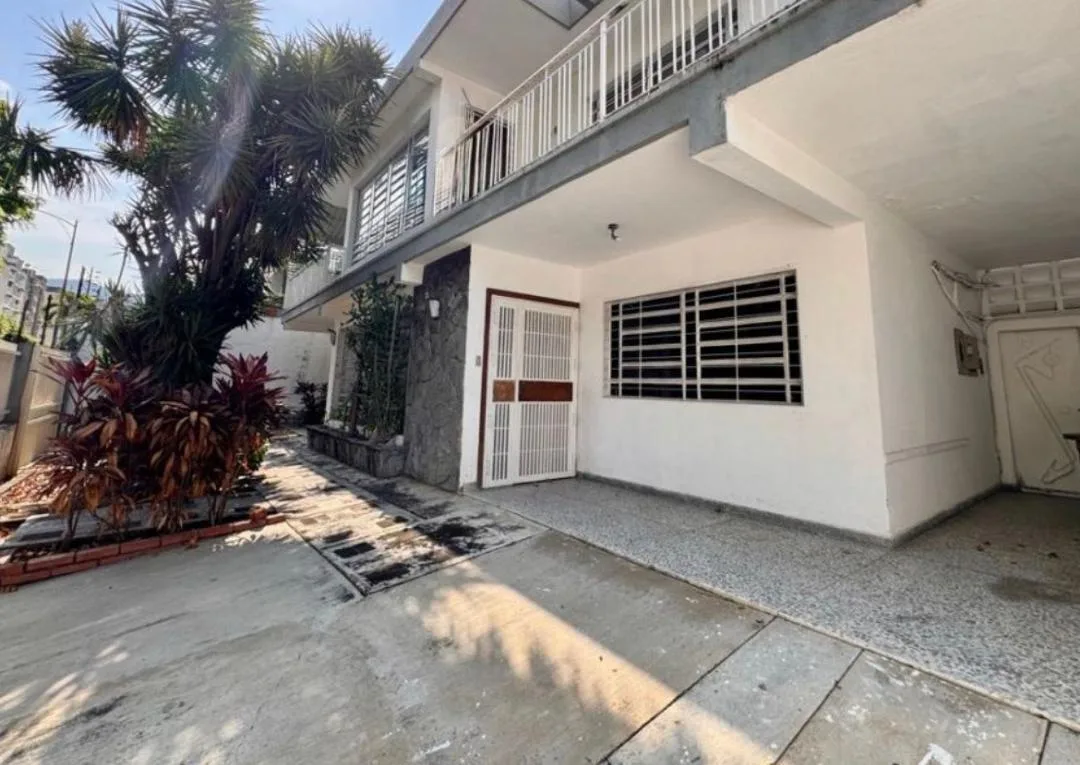Casa en Venta en Urb. El trigal — 8 hab 540m² — USD 130,000