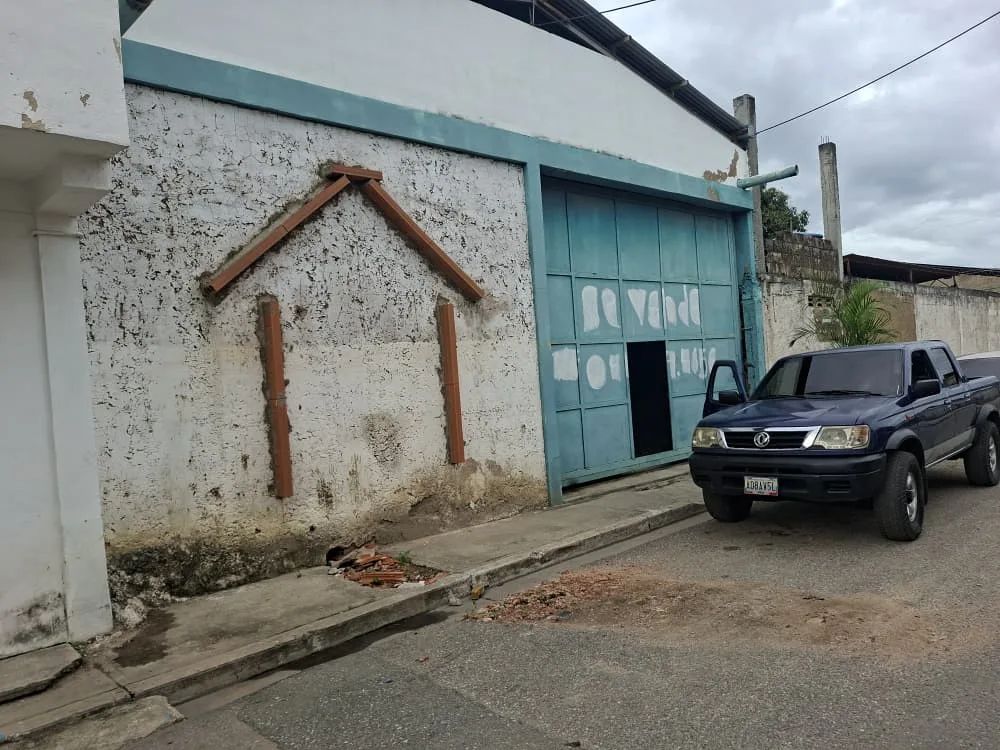 Galpón en Venta en Flor Amarillo — 1 hab 350m² — Precio a consultar