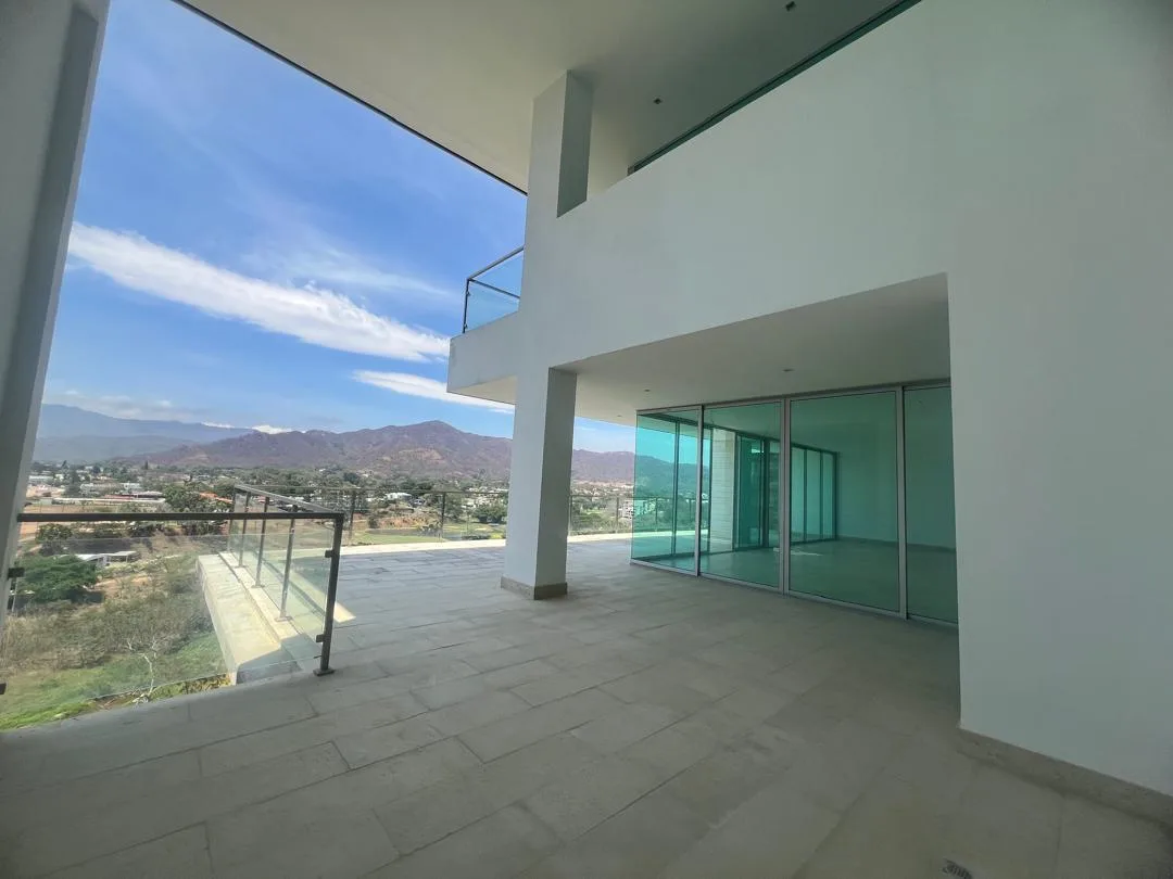 Penthouse en Venta en TERRAZAS DEL COUNTRY — 6 hab 648m² — USD 1,400,000